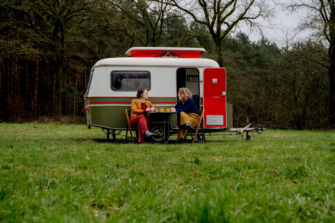 Ester en Niki bespreken een belangrijk onderwerp voor de caravan