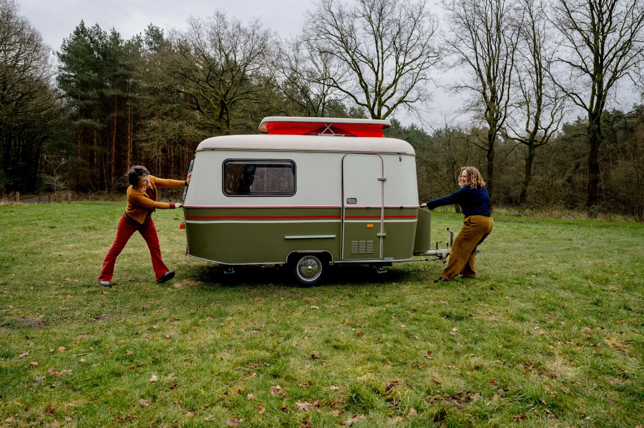 Ester en Niki verplaatsen hun caravan