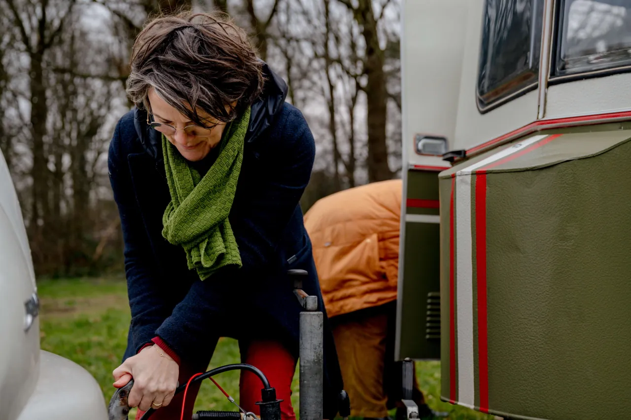 Ester koppelt de caravan aan de auto