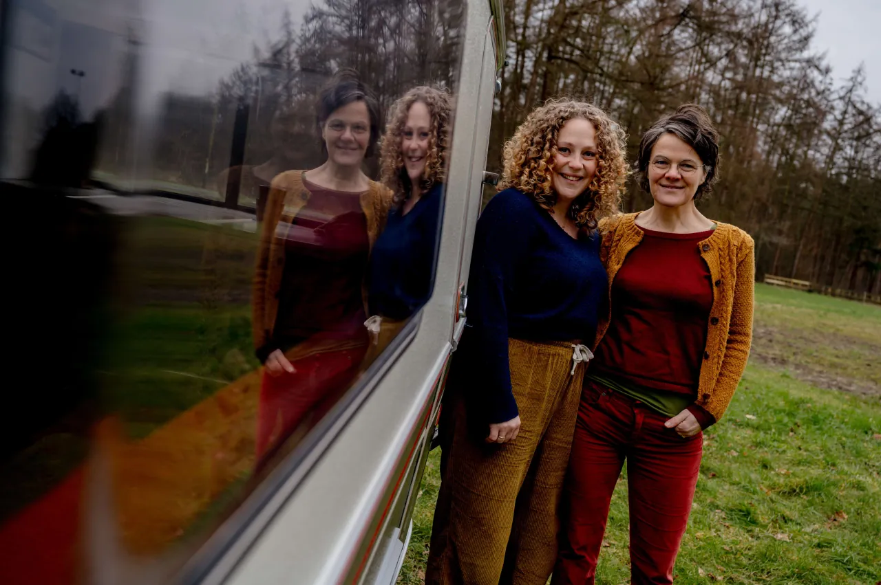 Niki en Ester staan bij hun caravan
