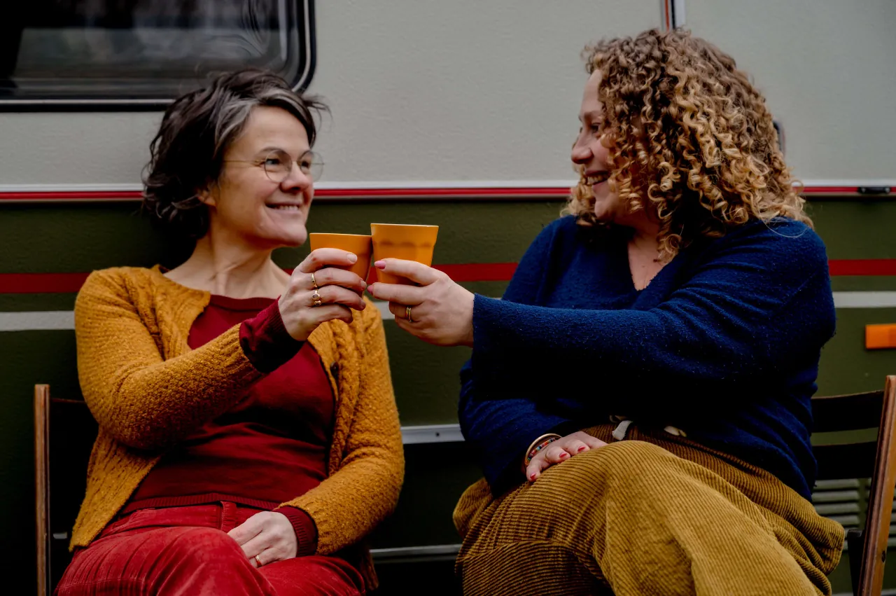 Ester en Niki proosten met hun glazen