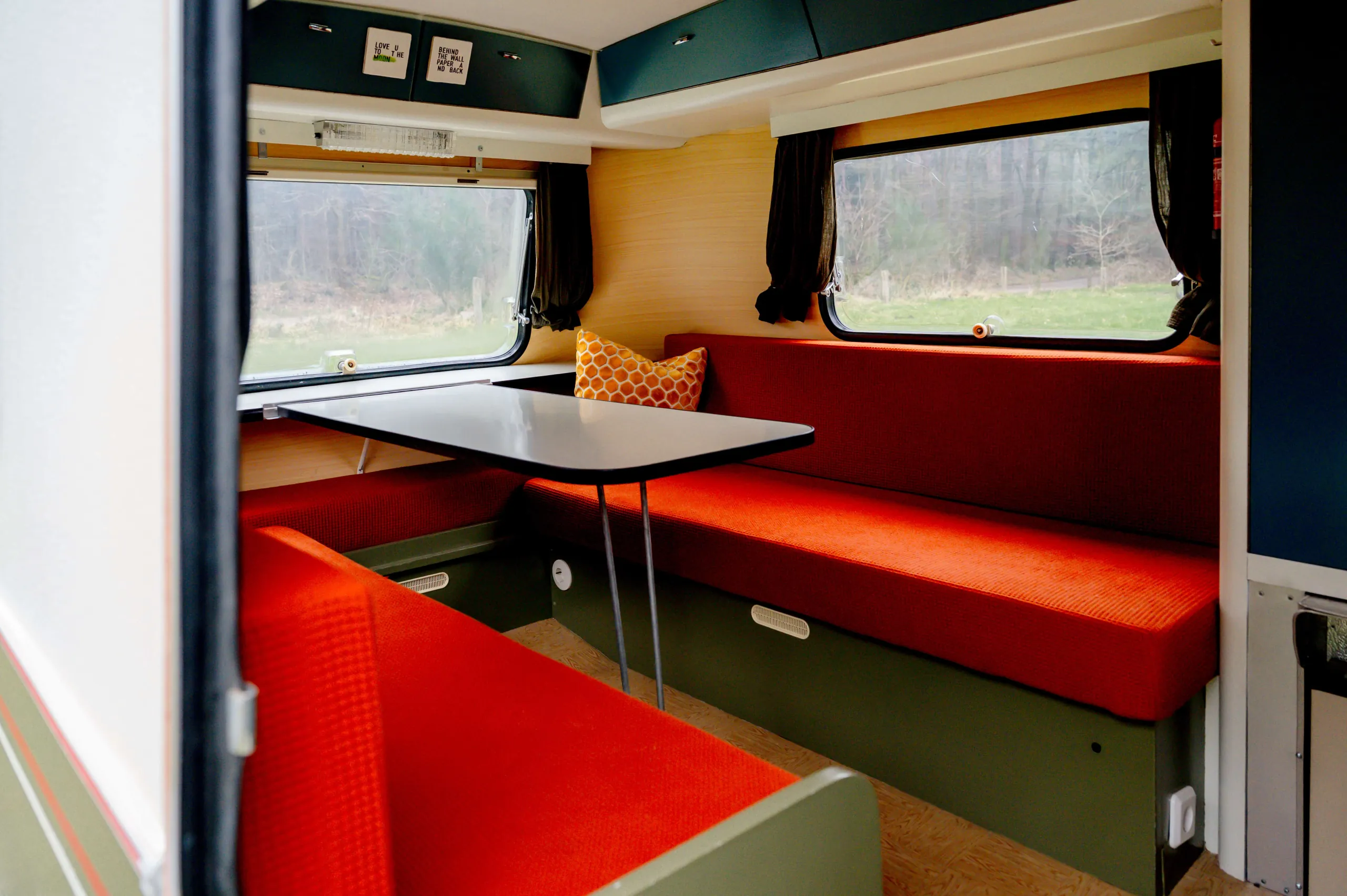 Tafel en bank in caravan
