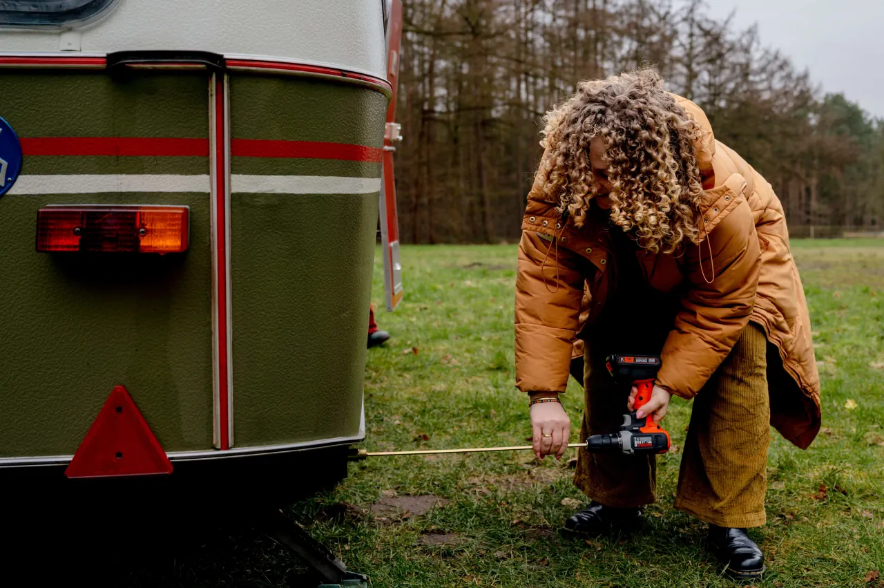 Niki is bezig met de caravan
